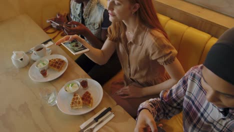 Young-adult-female-friends-hanging-out-in-a-cafe