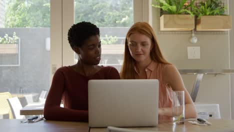 Young-adult-female-friends-hanging-out-in-a-cafe