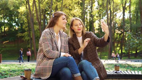 Blogger-mit-Smartphone-für-Live-Streaming-im-Park