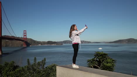 Frau-macht-Selfie-mit-Golden-Gate-Bridge