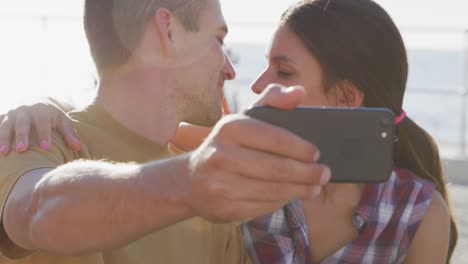 Pareja-de-jóvenes-adultos-relajándose-en-la-costa