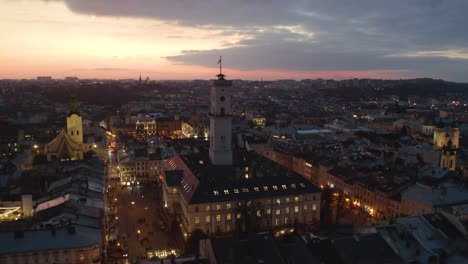 vuelo-por-encima-de-los-tejados-al-atardecer.-antigua-ciudad-europea.-Ucrania-Lviv