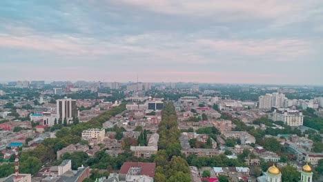 Vista-aérea-panorámica-del-centro-de-la-ciudad-de-Odessa-revelando-árboles-verdes-en-calles-y-techos