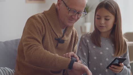 Älterer-Mann-Beherrscht-Gadgets-mit-Hilfe-von-Kid