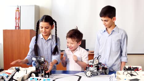 Gruppe-von-Kindern-wählen-Teile-von-Roboterspielzeug-für-den-Bau-von-Robotern-in-der-Schule-Unterricht