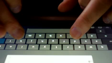 Tippen-auf-einer-virtuellen-Tastatur-von-Tablet-PC.-Finger-berührende-virtuelle-Tasten-bilden-eine-digitale-Tastatur-eines-Touchscreen-Tablet-PCs.-Eine-Person-schreibt-eine-Textnachricht.-Sms.