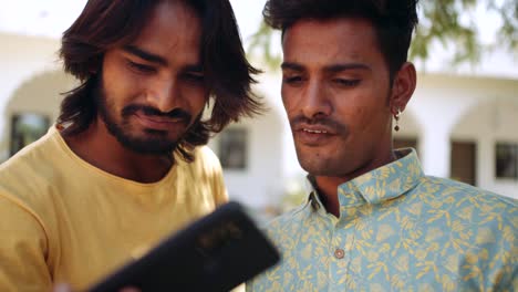 Indische-Freunde-im-Freien-im-Naturpark-mit-Smartphone-Handy