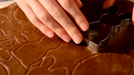 chica-haciendo-Pascua-galletas