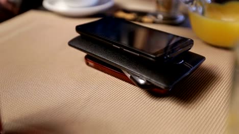 Haufen-von-Mobiltelefonen-auf-dem-Tisch-im-Café.