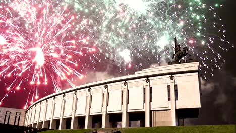 Monumento-de-la-guerra-en-el-parque-de-la-victoria-en-colina-de-Poklonnaya-y-fuegos-artificiales,-Moscú,-Rusia.-El-complejo-memorial-construido-en-memoria-de-quienes-murieron-durante-la-guerra-patriótica-de-gran