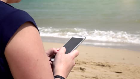 Video-de-mujer-comprobar-sus-e-mails-en-el-teléfono-móvil-en-las-vacaciones-en-4k