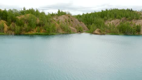 Un-hermoso-lago-con-agua-azul-en-las-montañas.-Un-viento-fuerte-hace-olas.