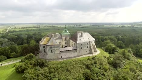 Vista-aérea-del-castillo-de-Olesko-en-región-de-Lviv,-Ucrania.