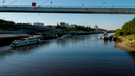 Flug-über-den-Fluss-in-der-Stadt