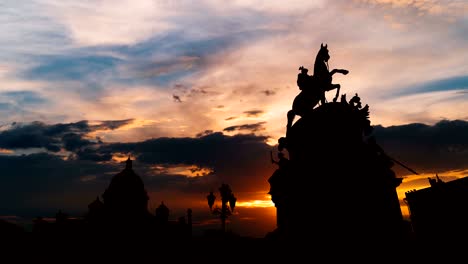 Timelapse-de-la-hermosa-puesta-de-sol-en-el-centro-histórico-de-la-ciudad-de-San-Petersburgo,-Rusia