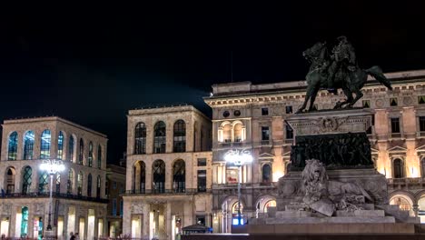 Estatua-de-Vittorio-Emanuele-II-en-timelapse-de-la-Piazza-del-Duomo-por-la-noche.-Milán,-Lombardía,-Italia