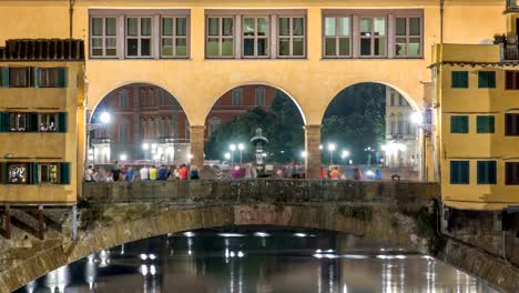 Famoso-Ponte-Vecchio-puente-timelapse-sobre-el-río-Arno-en-Florencia,-Italia,-encendido-para-arriba-por-la-noche