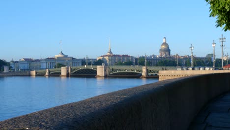 Palace-Bridge-and-the-Neva-river-in-the-early-morning---St-Petersburg,-Russia