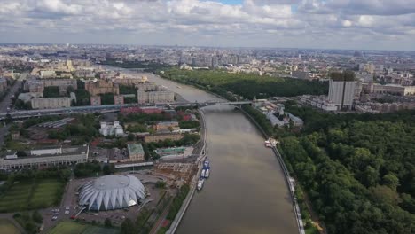 Russlands-sonniger-Tag-Moskau-Fluss-Stadtbild-Luzniki-komplexe-aerial-Panorama-4k