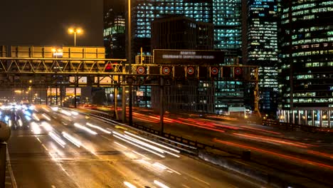 Nachtverkehr-auf-der-städtischen-Durchgangsstraße,-Überführung-und-Straße-Kreuzung