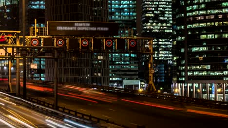 tráfico-de-la-noche-en-el-cruce-urbano-de-carretera,-puente-y-camino