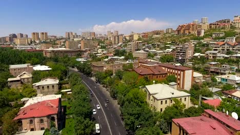 Día-soleado-en-la-ciudad-de-Yerevan,-vista-aérea-de-viejos-edificios-y-calles,-paisaje-urbano