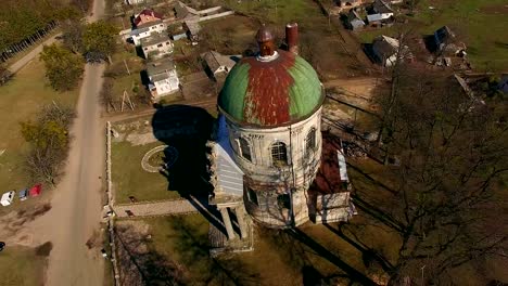 Wunderbare-Luftaufnahme-der-katholischen-Kirche