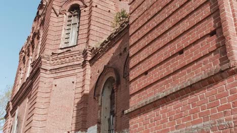 Viejo-solo-abandonó-la-iglesia-en-el-paisaje-de-otoño.-Video.-Casa-abandonada-en-el-campo.-Edificio-abandonado