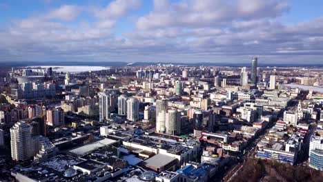 Erstaunliche-Stadtansicht.-Blick-auf-die-Stadt-mit-Gebäuden-und-blauer-Himmelshintergrund.-Luftaufnahme-der-Stadt.-Blick-aus-der-Vogelperspektive