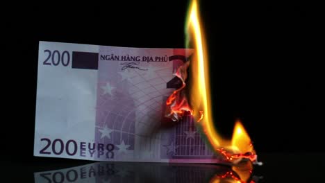 Euro-Schein-in-Flammen.-Europäisches-Geld-verbrennen-auf-schwarzem-Hintergrund.