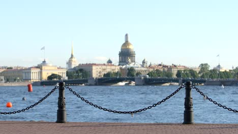 Terraplén-del-río-Neva-en-el-Ministerio-de-Marina-y-de-Isaac-fondo-Catedral---San-Petersburgo,-Rusia