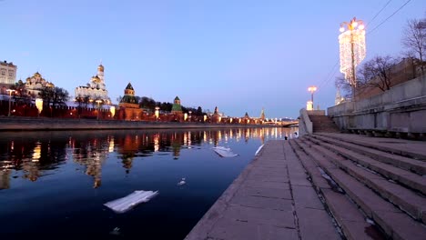 Vista-del-río-Moskva-y-el-Kremlin-(de-noche),-Moscú,-Rusia---la-vista-más-popular-de-Moscú