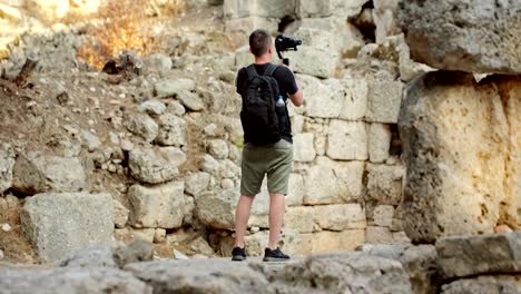 Un-viajero-de-dispara-vídeos-en-las-ruinas-de-la-antigua-ciudad