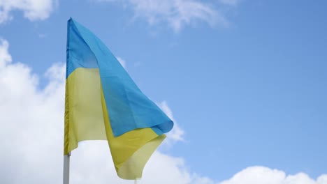 Flagge-der-Ukraine-auf-blauen-Himmelshintergrund