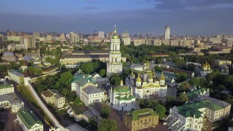 Vista-aérea-del-monasterio-de-Kiev-Pechersk-Lavra-ucraniano-ortodoxo