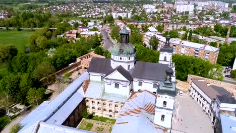 Vista-aérea-del-monasterio-de-los-Carmelitas-Descalzos-en-Berdichev,-Ucrania.-El-paisaje-urbano-de-una-vista-panorámica-de-la-ciudad-de-Berdichev.