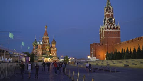 Vista-nocturna-de-la-torre-de-Spasskaya-iluminada-y-Catedral-de-San-Basilio