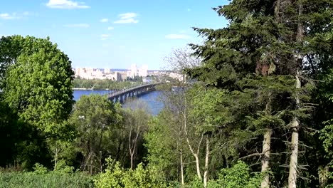 Vista-desde-el-jardín-botánico-de-Kiev-sobre-el-río-de-Dnieper