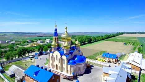 Vista-de-monasterio-ortodoxo-del-aire-de-Ucrania