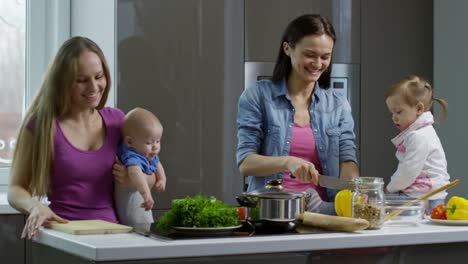 Lesbisches-Paar-mit-Kindern-Kochen