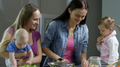 Familie-machen-glücklich-LGBT-Salat