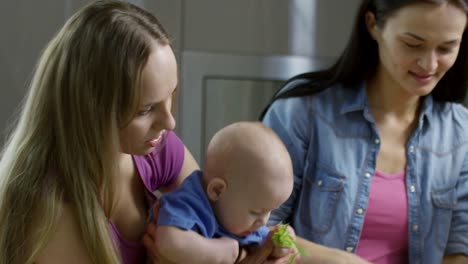 Weibliche-Ehepaar-mit-Kindern-machen-Salat