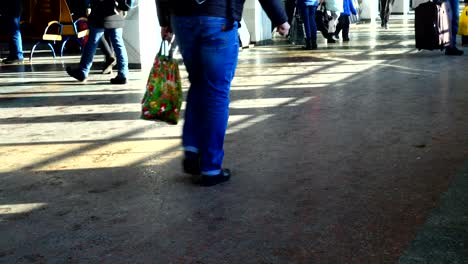 Menschen-am-Bahnhof-in-Kiew.-Ausgang-zum-Plattformen.