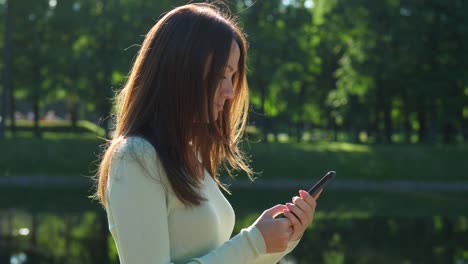 Halbes-Gesicht-Porträt-der-Frau-SMS-im-smartphone