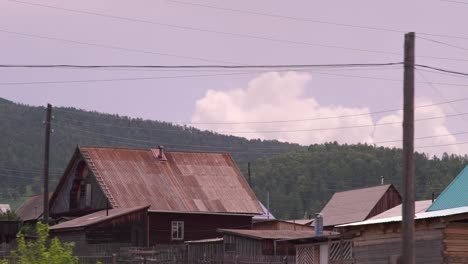 Straße,-Dorf-und-Berge-Landschaft.-Dächer-der-Häuser