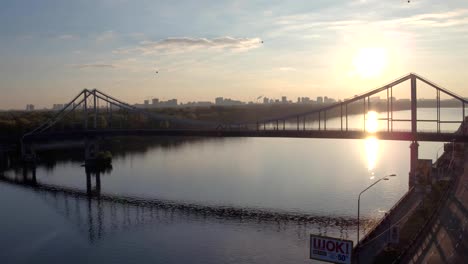 Aerial-shooting-Fußgänger-Brücke-von-Kiew-auf-Sonnenaufgang.-Sommermorgen-in-Kiew-Dniepeer-Fluss.-Ukraine.-Europäische-Stadt