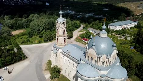 Glockenturm-und-Kuppel-der-Kirche-der-Heiligen-Dreifaltigkeit-in-Gus-Zhelezny