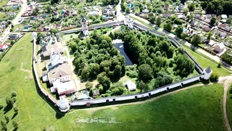 Panoramische-Luftaufnahme-der-architektonische-Ensemble-des-Klosters-Gorizkij