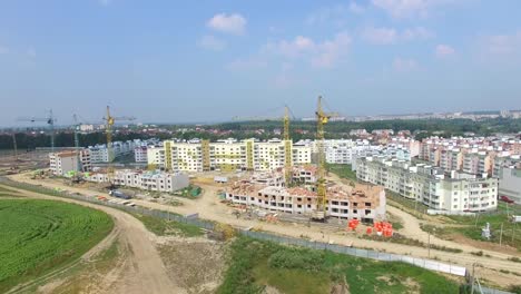 edificios-High-Rise-modernos-están-construyendo-en-las-afueras-de-la-ciudad-en-el-verano.