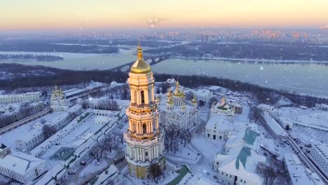 Kiev-Pechersk-Lavra.-Nieve-que-cae-en-invierno.-Kiev,-Ucrania